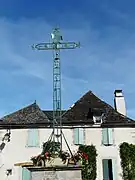Croix de la Passion, dans le bourg.
