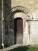 Porte romane au sud.