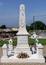 Le monument aux morts devant l'église (mai&nbsp;2009)