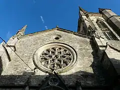 La rosace du portail ouest et le clocher néogothiques.