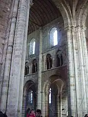 Les bas-côtés nord avec des arcs-doubleaux  entièrement appareillés et légèrement brisés.