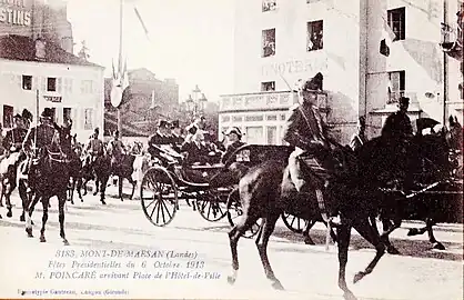 Passage du cortège conduisant le président de la République Raymond Poincaré devant la minoterie le 6 octobre 1913.