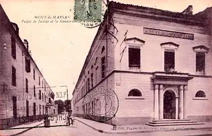 Ancienne caserne de gendarmerie à gauche et ancien palais de justice à droite.