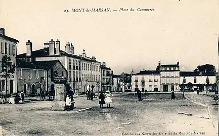 Photo ancienne de la place, en direction du nord