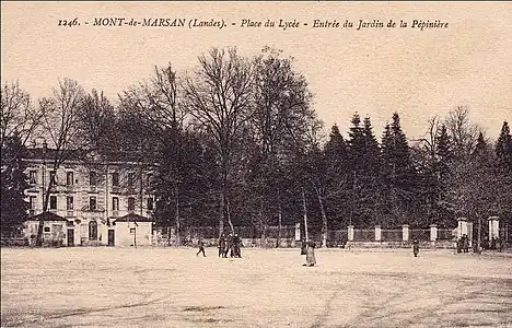 Ancienne place du Lycée (actuelle place Francis Planté), entrée du lycée Victor-Duruy et du parc de la Pépinière