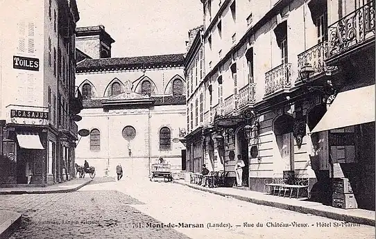 Photo ancienne de l'hôtel Richelieu Saint-Martin, 3 rue du Château-Vieux. L'église de la Madeleine est en arrière-plan.