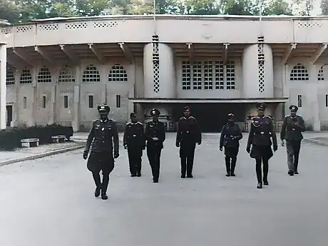 Officiers allemands posant devant les arènes du Plumaçon vers 1940.