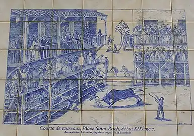Azulejos au n°20 de la place Saint-Roch à Mont-de-Marsan représentant depuis le 18 juillet 2003 cette même place au XIXe&nbsp;siècle lorsqu'elle accueillait les courses de taureaux espagnoles. Reconstitution réalisée par L.Frontère, d'après un croquis de M.Lansalade.