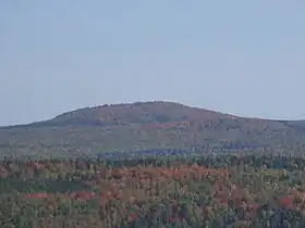 Le mont Dostie vu de la route 204 près de Frontenac.
