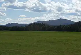 Le mont Hereford vu de la route 253 au sud de Saint-Venant-de-Paquette.