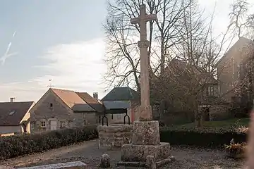 Croix de la Grand-Rue.On voit une partie de l'arche de la porte Saint-Christophe entre les deux maisons sur la gauche.