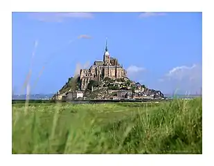 – Le Mont-Saint-Michel – vu depuis la grève