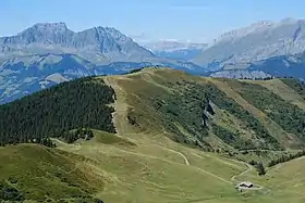 Le Ban Rouge vu depuis le mont de Vorès au sud-est avec au loin la chaîne des Aravis et le col du même nom.