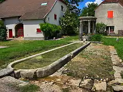 La fontaine-lavoir-abreuvoir.