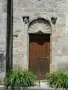 Porte de la façade sud de l'église.