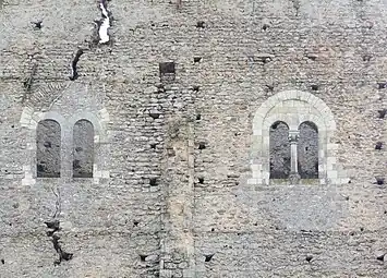 Photographie en couleurs de deux fenêtres, chacune d'elles étant séparée en deux par une colonnette.