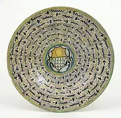 Assiette à décor « Santa Fina » et écusson de la famille Bonciani flanqué de feuilles froissées, typologie « italo-mauresque », Montelupo, dernier quart du XVe&nbsp;siècle.