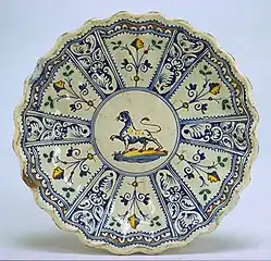 Plat avec crespine décoré en quartiers avec un léopard au centre, style compendiario, Montelupo Fiorentino première moitié du XVIIe&nbsp;siècle.