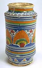 Albarello décoré d'un œil en plume de paon, Montelupo, XVIe&nbsp;siècle.