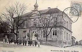 La mairie faisait office d'école au XXe&nbsp;siècle.