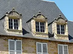 Lucarnes du corps de logis principal.