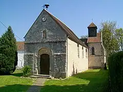 L'église Sainte-Geneviève, rue du Moulin, avec son portail d'origine qui pourrait dater du XIe&nbsp;siècle.