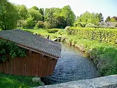 Le lavoir sur la Nonette, à côté du pont de la rue du Moulin, face à la commune de Fontaine-Chaalis.