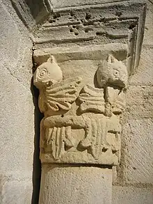 Chapiteau à têtes de chats.