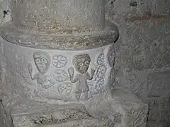 Un pied de colonne sculpté.