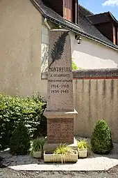 Photographie en couleurs d'une stèle commémorative.