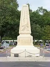 Photographie en couleurs d'un monument en forme de pyramide tronquée portant l'inscription «&nbsp;Aux morts du Ripault&nbsp;».