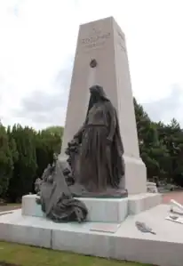 Le monument aux morts au cimetière du Touquet-Paris-Plage.