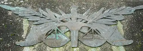 Plaque des démobilisés posée sur le monument aux morts.