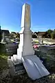 Le monument aux morts dans le cimetière.
