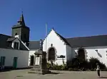 L'église Saint-Gildas et le monument aux morts