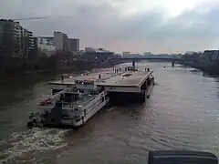 Morceau de tablier du pont Éric-Tabarly acheminé par barge sur la Loire, mars 2010.