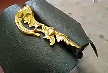 Étau équipé de mordaches en plomb recouvertes d'une feuille de cuir pour éviter de marquer l'objet.