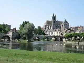 Le Loing, le pont, la porte de Bourgogne et l'église, vus de l'aval.