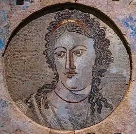 Mnémosyne sur une mosaïque murale du IIe&nbsp;siècle, musée national archéologique de Tarragone.