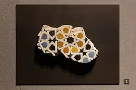 Fragment de zellige découvert à la Mosquée Sidi Boumediene à Tlemcen en Algérie datant du XIVe&nbsp;siècle, conservé au Musée du Louvre.