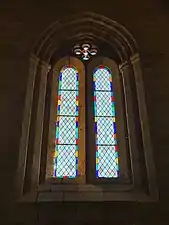 Verrière composée de deux lancettes, sans vitrail figuratif.