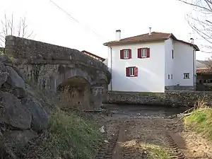 Ancien moulin sur la Bidouze à Arros (XVe – XVIe siècle).