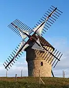 Photo d’un moulin à vent, voiles repliées.