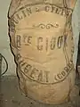 Sac à farine portant l’identité de l’entreprise Gioux dans le moulin « moderne ».