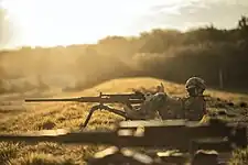 Fantassin du 35e régiment d'infanterie tenant une mitrailleuse lourde 12,7.