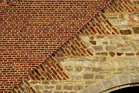 Détail du pignon à épis du porche.