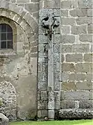 La croix adossée à l'église.