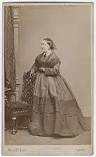 Catherine Hogarth Dickens vers 1858, par J. E. Mayall (carte de visite).