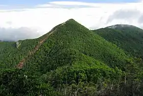 Le mont Kobushi vu du :mont Tokusa&nbsp;(ja).