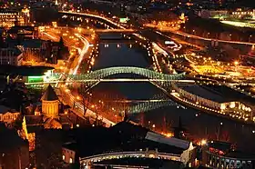 Vue du pont de la Paix de nuit.